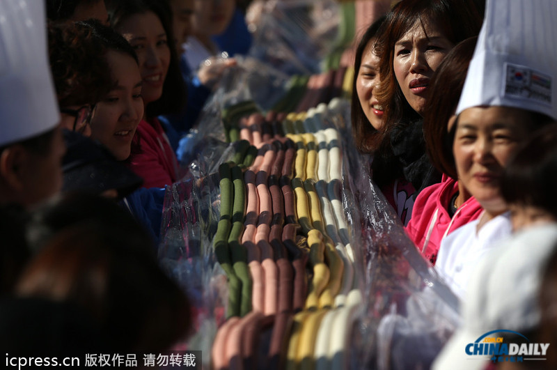 超长彩色年糕亮相韩国 “迎接”韩国“光棍节”（图）
