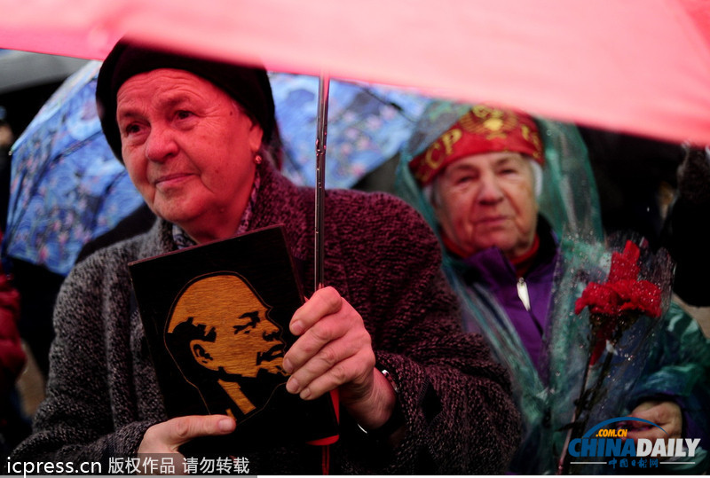 俄共产党支持者手持列宁画像游行 纪念十月革命96周年