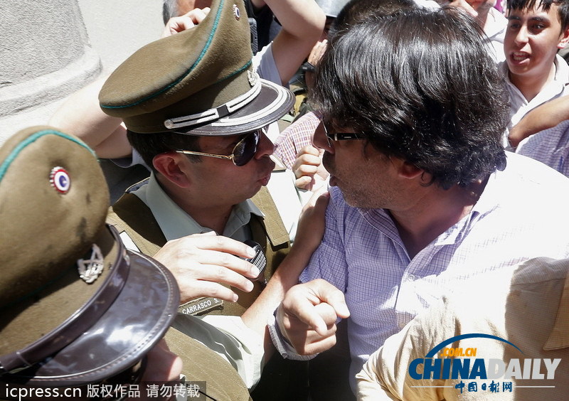 智利政府雇员罢工要求涨薪 遭警察围堵