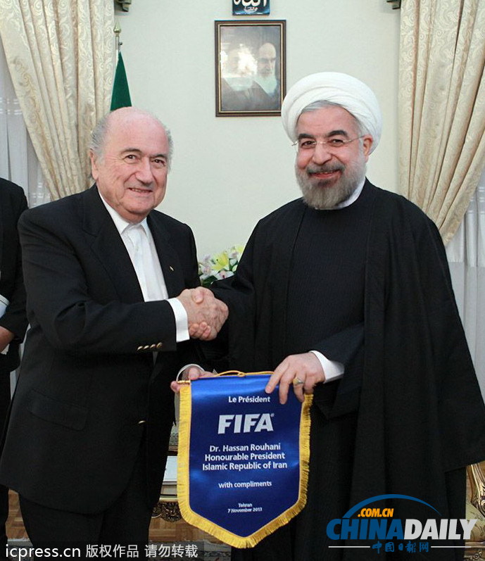 伊朗总统会见FIFA主席 并接受锦旗