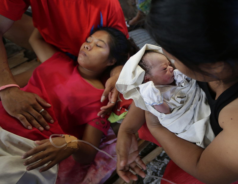 菲律宾台风重灾区传来好消息 孕妇机场诞下女