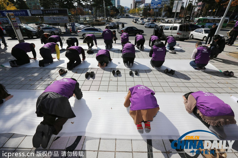韩统合进步党削发议员跪地 抗议政府要求解散政党