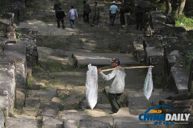 柏威夏寺地区被判给柬埔寨 泰柬军官拥抱庆祝和平