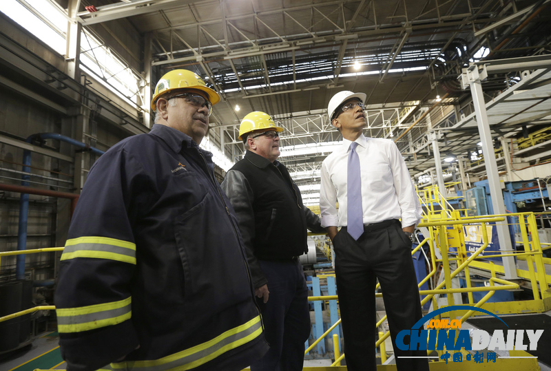 奥巴马视察钢铁厂戴安全帽与工人亲切交流[1]