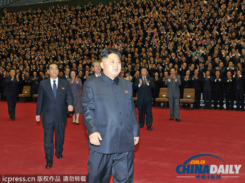 金正恩参加朝鲜科学技术大会 同与会者合影留念