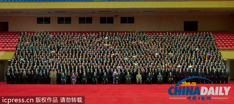 金正恩参加朝鲜科学技术大会 同与会者合影留念
