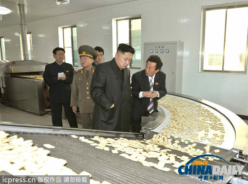 金正恩参加朝鲜科学技术大会 同与会者合影留念