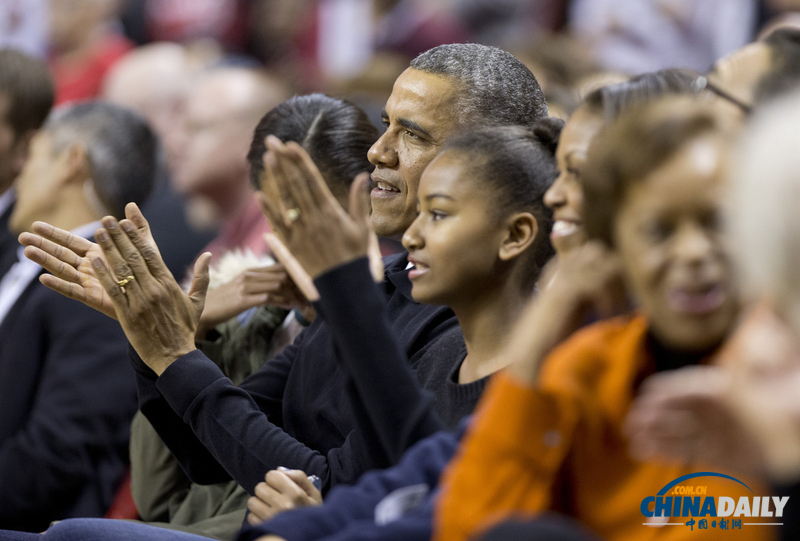 奥巴马携全家观看大舅子篮球队比赛 表情很逗
