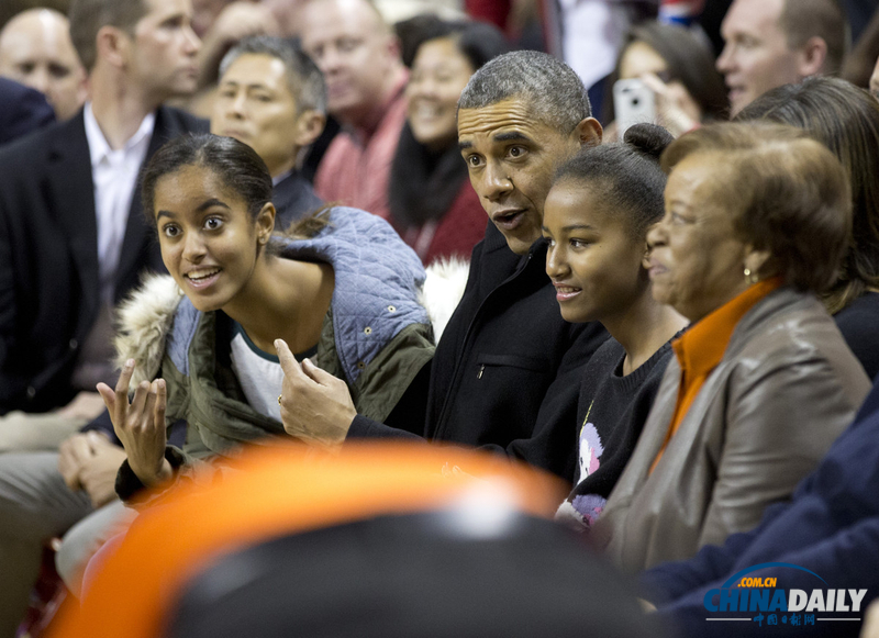 奥巴马携全家观看大舅子篮球队比赛 表情很逗