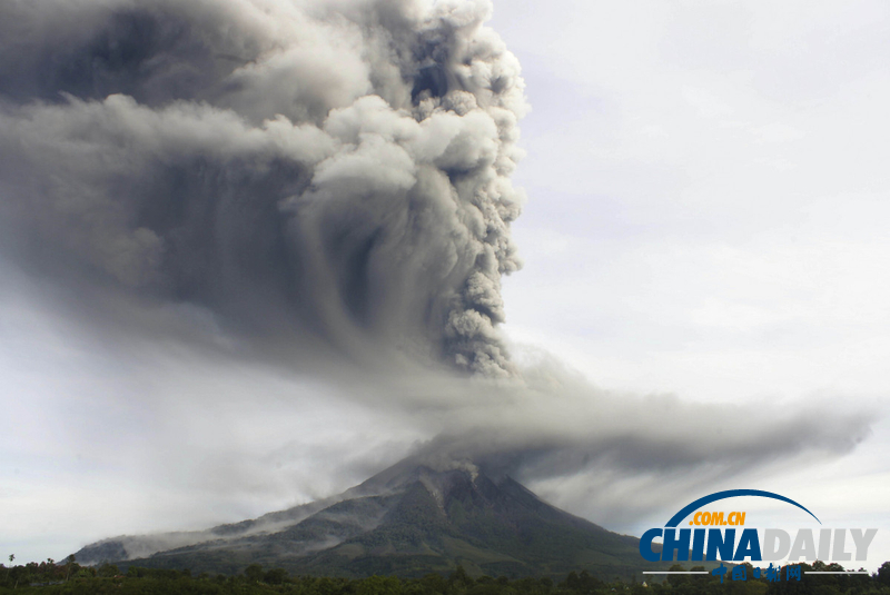 印尼两火山持续喷发 航空受影响