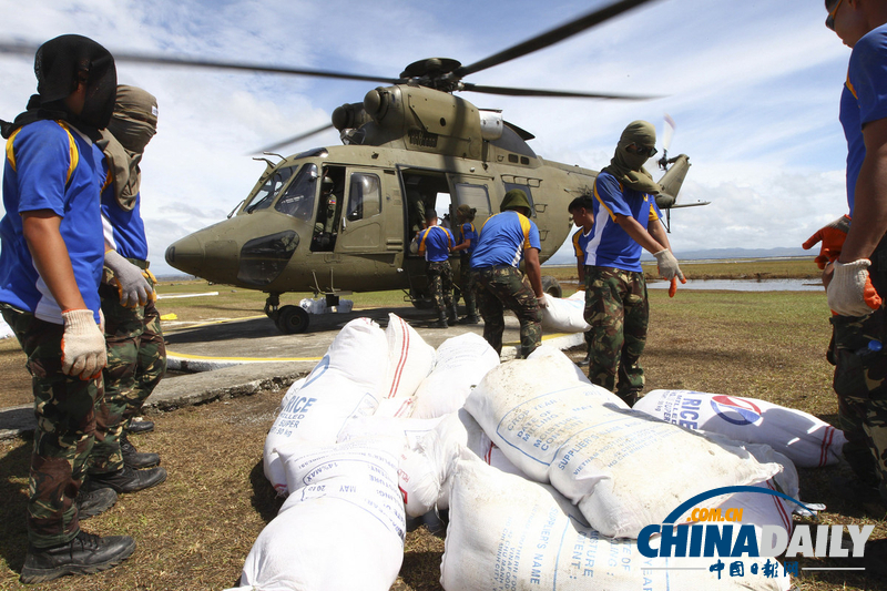 菲律宾空军向台风灾区投掷粮食 灾民奔跑抢夺