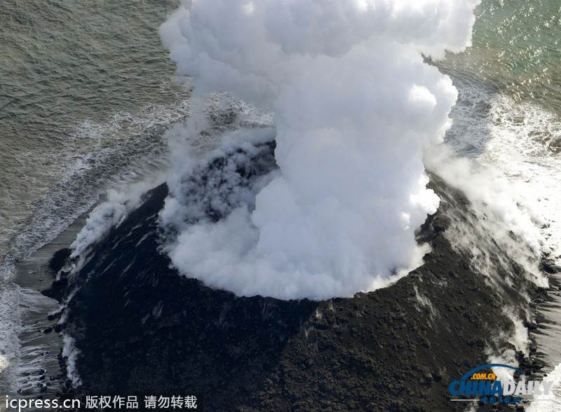 日本火山喷发形成新岛屿 周边航行船只需警惕