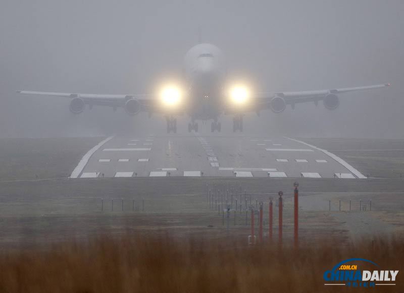 一架波音747运输机错降机场 一度被困美国堪萨斯