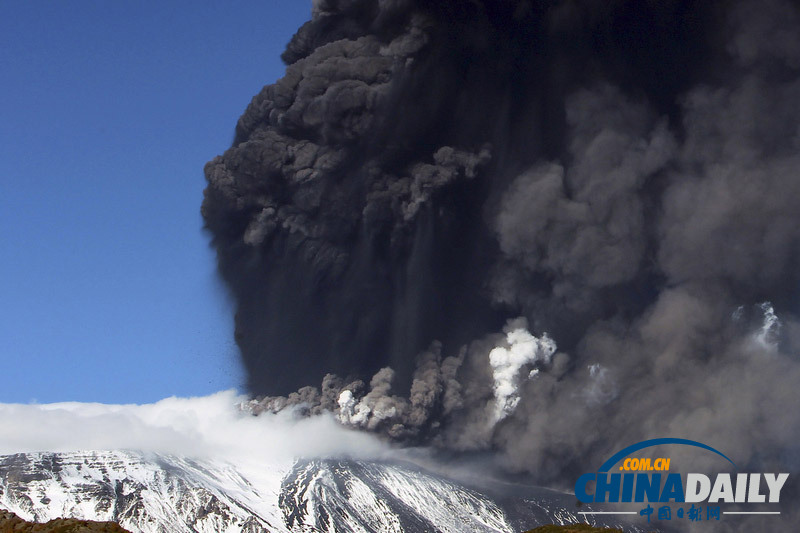 意大利火山再次喷发遮天蔽日