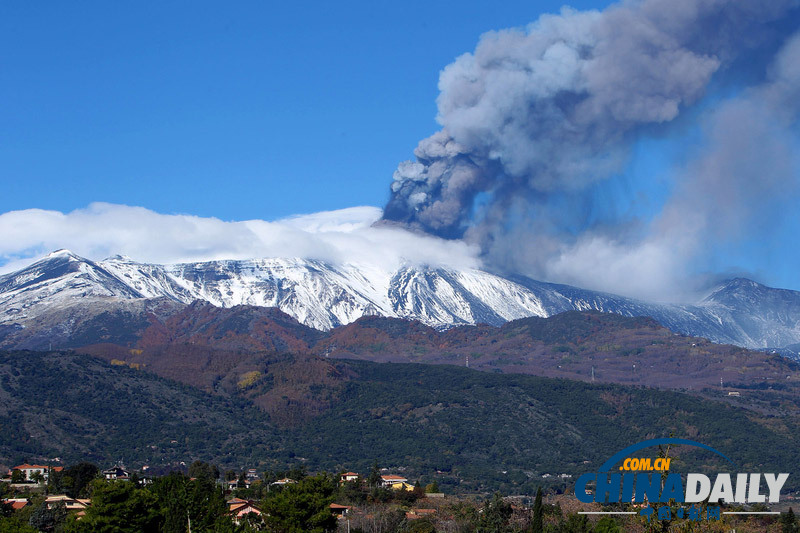 意大利火山再次喷发遮天蔽日