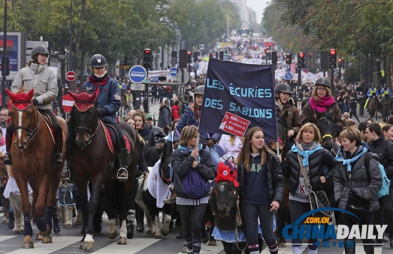 法国民众骑马上街抗议增加营业税