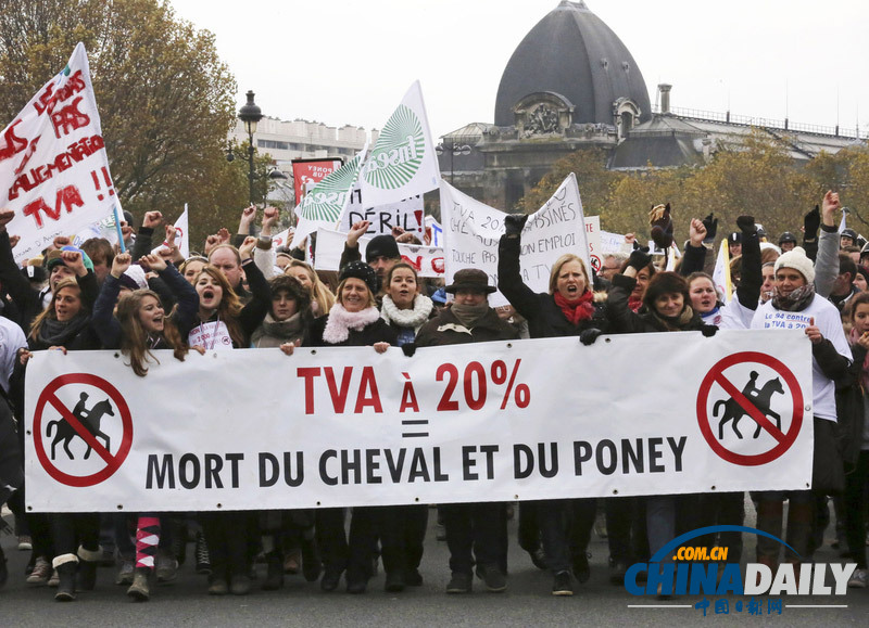 法国民众骑马上街抗议增加营业税