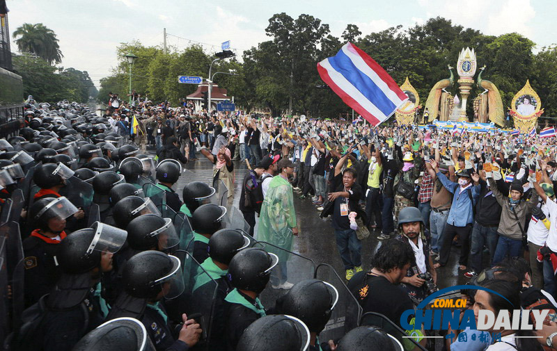 泰国曼谷爆发反政府游行 要求总理英拉下台[6