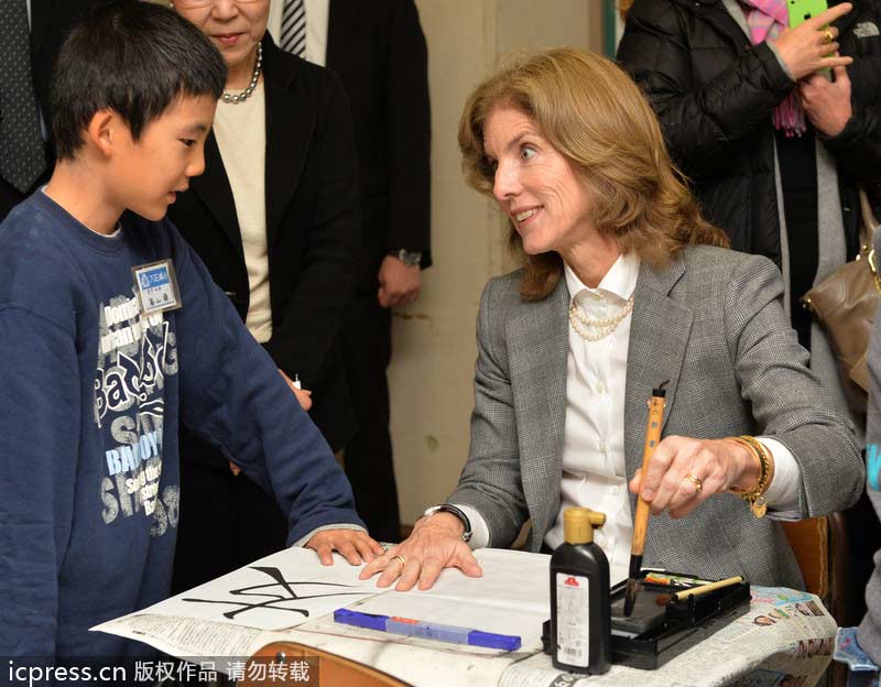 美新任驻日大使访问日本海啸灾区展示书法友