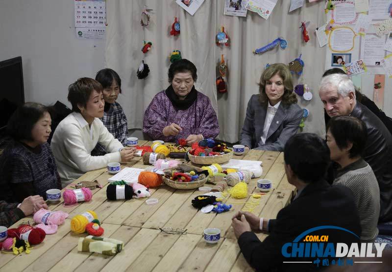 美新任驻日大使访问日本海啸灾区 展示书法“友”字