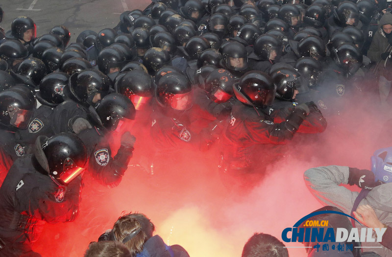 乌克兰亲欧盟示威活动升级 抗议者占领政府大楼