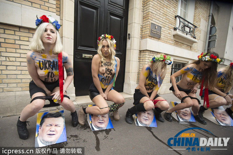 法裸女往乌克兰总统脸上撒尿 抗其拒签贸易协