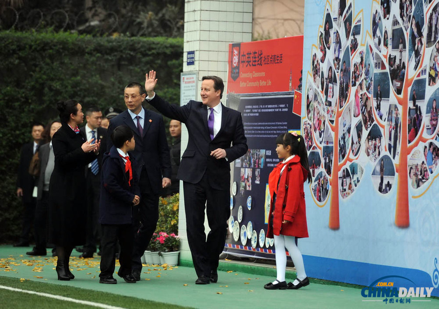 卡梅伦访问成都 与中国小学生交流互动、打乒乓球