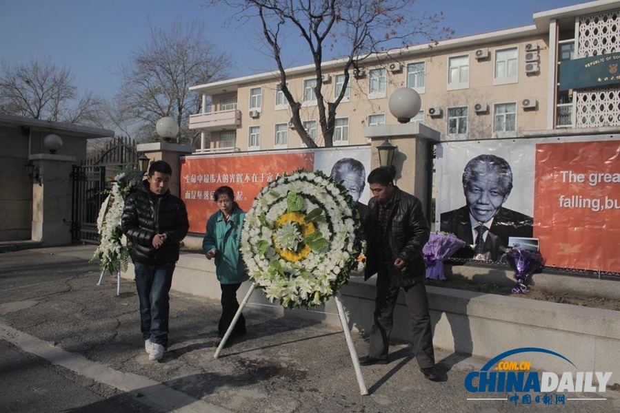 北京:民众自发前往南非驻华使馆悼念曼德拉[1