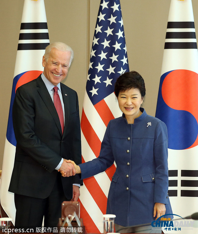 美国副总统拜登访问韩国 与朴槿惠手拉手亲密交谈