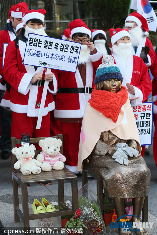 韩慰安妇少女像披冬装 在圣诞老人簇拥下守护独岛