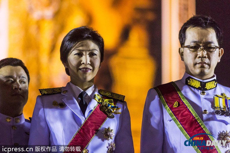 英拉和丈夫穿军装为泰国王祝寿 未受抗议事件