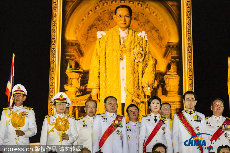 英拉和丈夫穿军装为泰国王祝寿 未受抗议事件影响