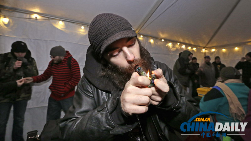 美国民众举重吞云吐雾 纪念大麻合法化一周年
