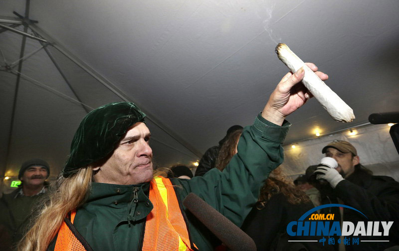 美国民众举重吞云吐雾 纪念大麻合法化一周年