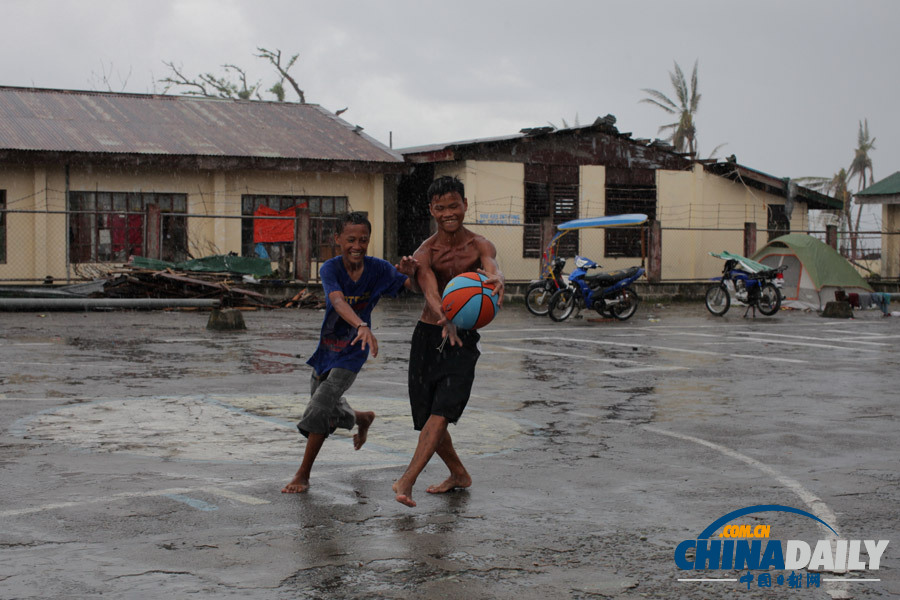 记者探访菲律宾灾区 少年玩篮球不亦乐乎(独家