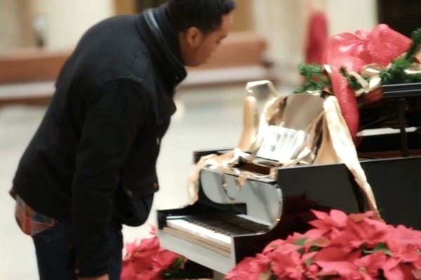 芝加哥神奇钢琴能自动弹奏!暖心恶作剧献惊
