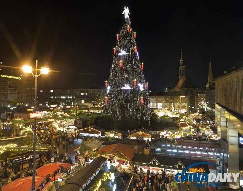 德国最高圣诞树高45米 颇为壮观