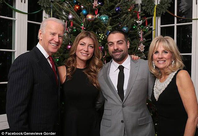 拜登圣诞派对紧抱女记者双手错位被指性骚扰