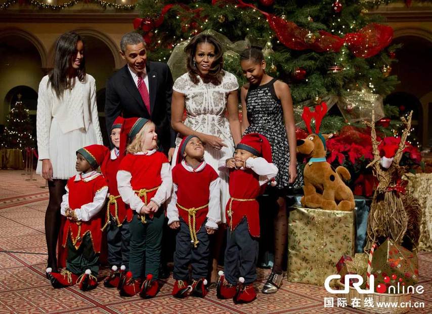 奥巴马夫人参加圣诞节目穿天价套装引争议（组图）