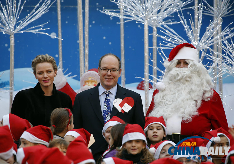 摩纳哥亲王夫妇出席传统圣诞树典礼 为儿童分发礼物