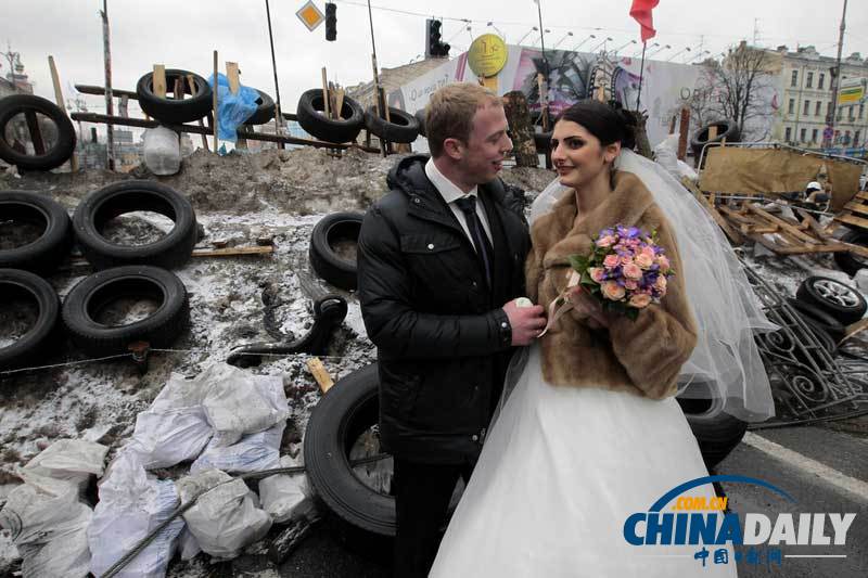 乌克兰示威者乐趣多 恩爱情侣于独立广场成婚(图)