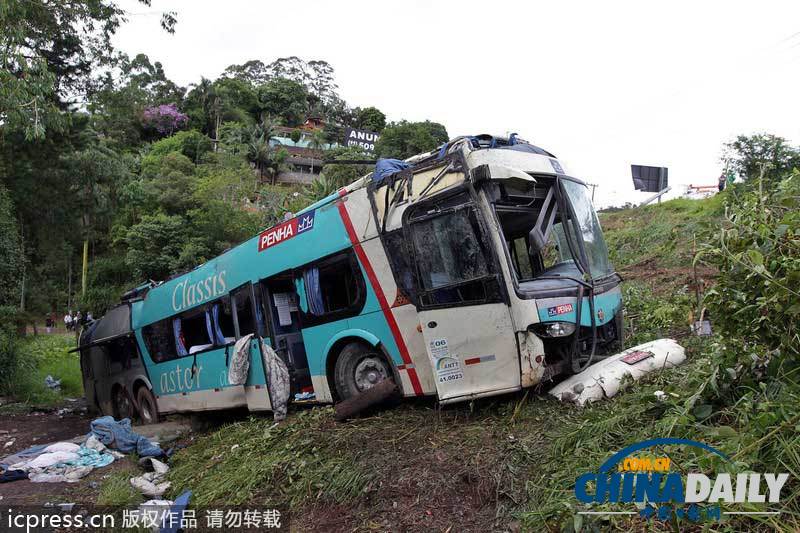 巴西一辆大巴坠入山谷至少14人死亡（图）