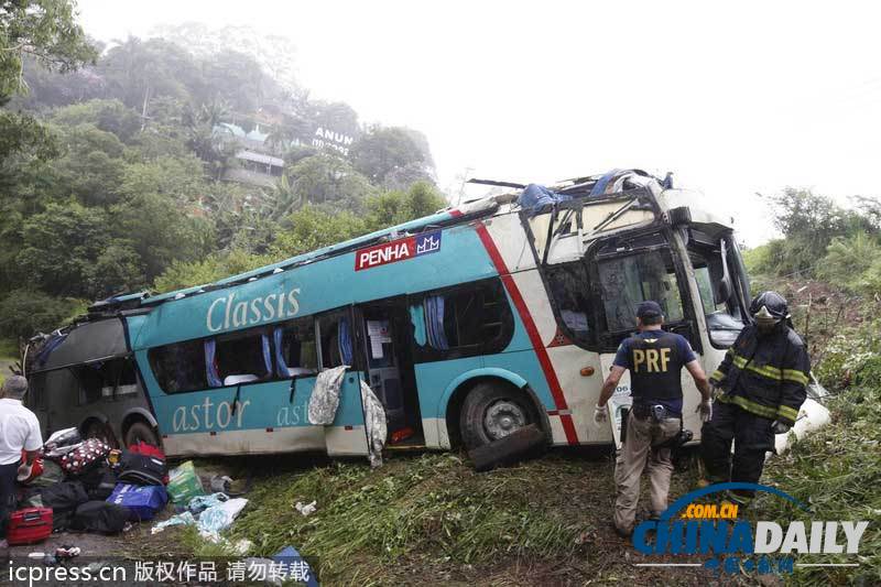 巴西一辆大巴坠入山谷至少14人死亡(图)