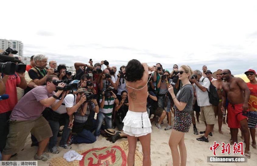 巴西海滩千人无上装抗议 围观者多过示威者[
