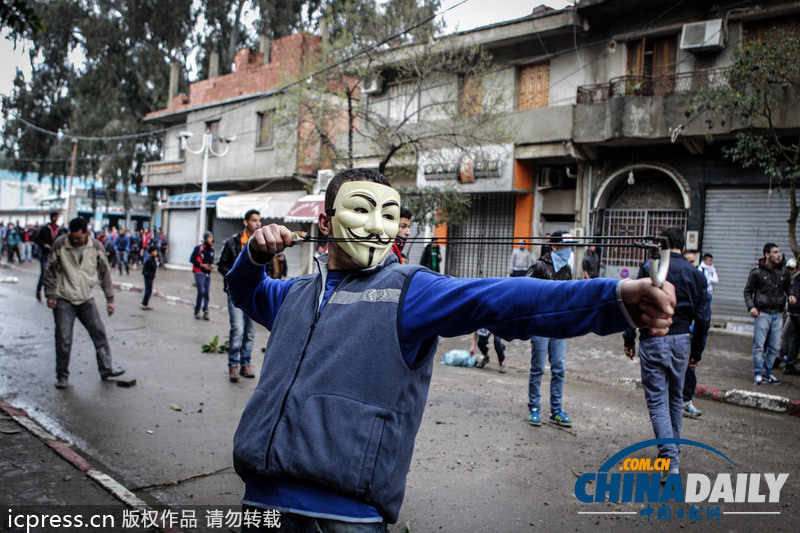 为争住房惹祸端 阿尔及利亚民众与警察发生激烈冲突