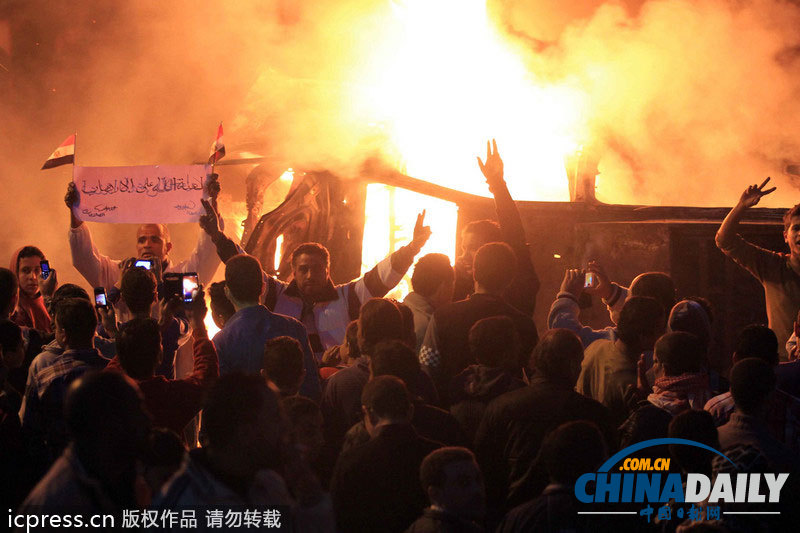 愤怒埃及民众焚烧小公交车 车主支持穆兄会