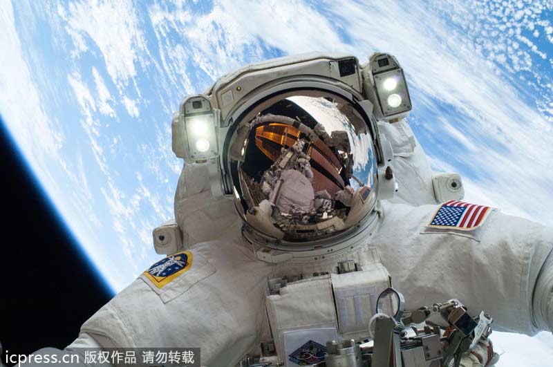 美宇航员太空玩“自拍” 蓝色地球为背景