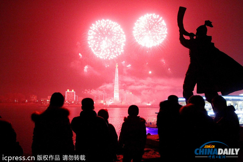 朝鲜举行盛大烟花表演喜迎新年 民众满脸洋溢幸福