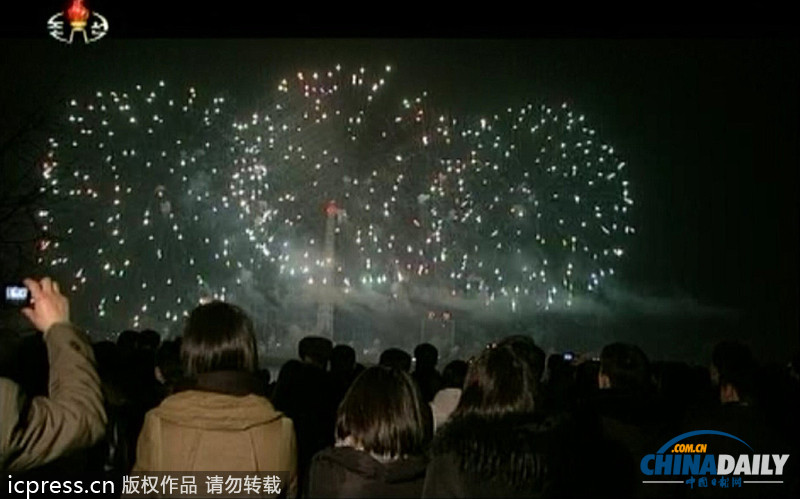 朝鲜举行盛大烟花表演喜迎新年 民众满脸洋溢幸福