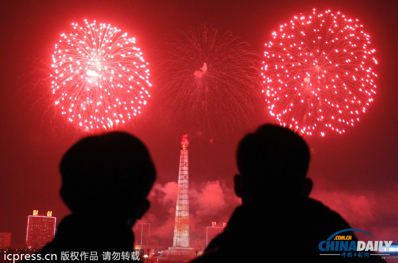 朝鲜举行盛大烟花表演喜迎新年 民众满脸洋溢幸福